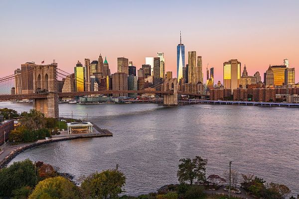 Wilson, Emily M. 아티스트의 Manhattan-New York-USA Sunrise view of Manhattan and the Brooklyn Bridge작품입니다.